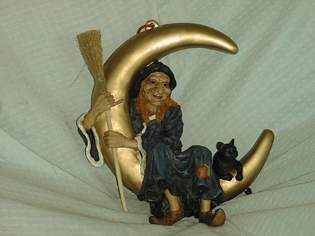 Hexe im goldenem Mond mit Katze